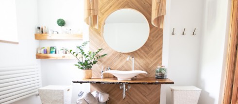 Jak wykorzystać drewno w nowoczesnej łazience?